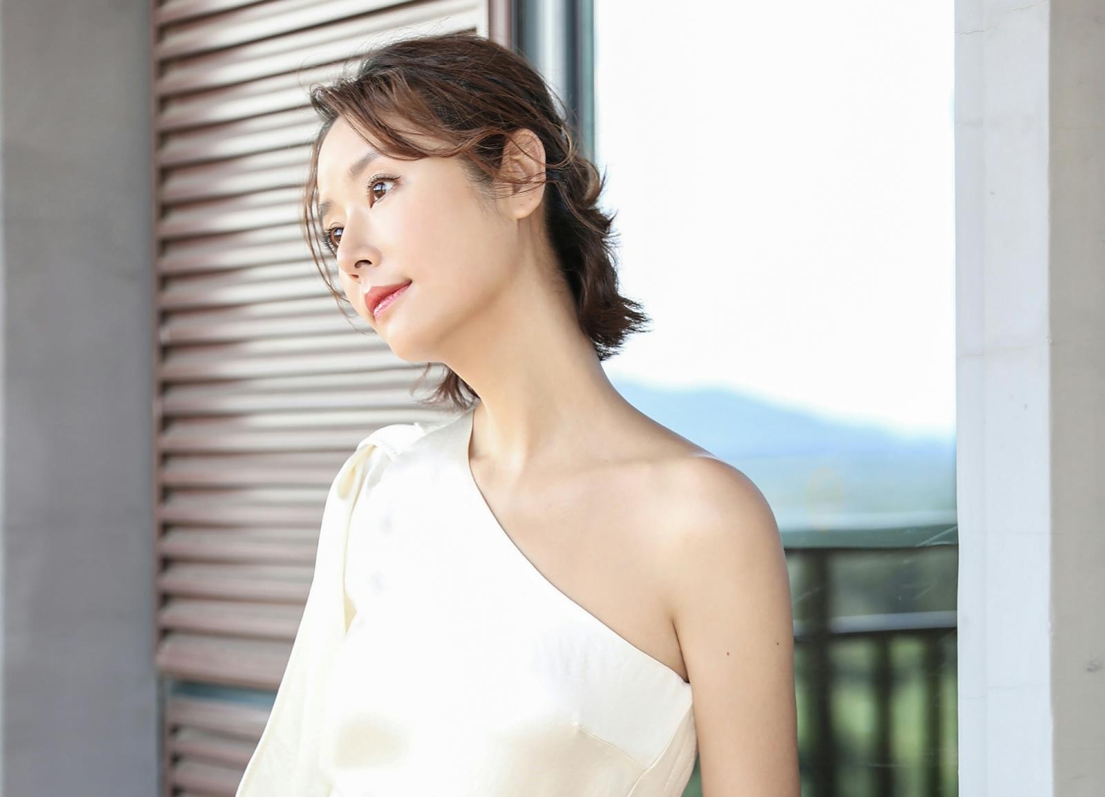 Lam Tam Nhu khoe dang giua tin dang mang bau hinh anh