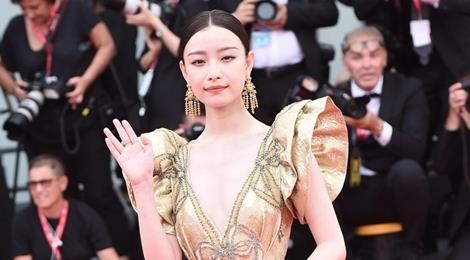 Nguoi dep Trung Quoc dua nhau mac vay tre nguc tren tham do LHP Venice hinh anh