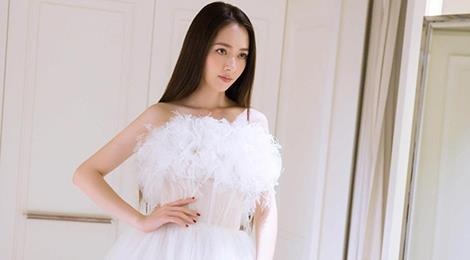 Quach Bich Dinh dien vay cuoi goi cam hinh anh