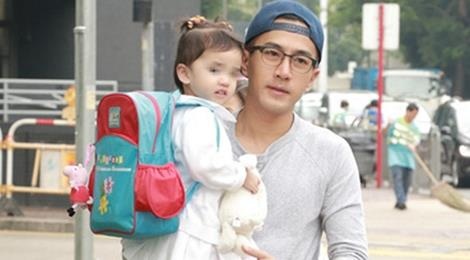 Con gai Luu Khai Uy vui ve khi duoc cha don ve hinh anh