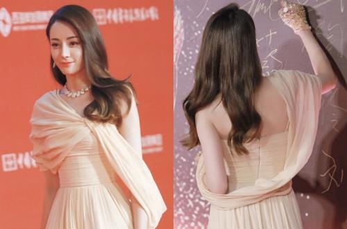 'My nu Tan Cuong' Dich Le Nhiet Ba khoe lung tran tren tham do hinh anh