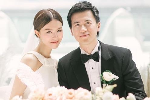 Sao nu 'Thien long bat bo' ket hon voi ban trai dai gia hinh anh