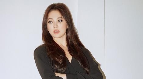 Song Hye Kyo xem hinh cua Song Joong Ki sau khi ly hon hinh anh