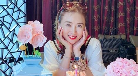 'Hoa hau chuyen dong canh nong' tre trung o tuoi 51 hinh anh