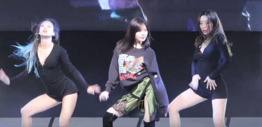 HyunA co tinh ven vay khoe noi y tren san khau hinh anh