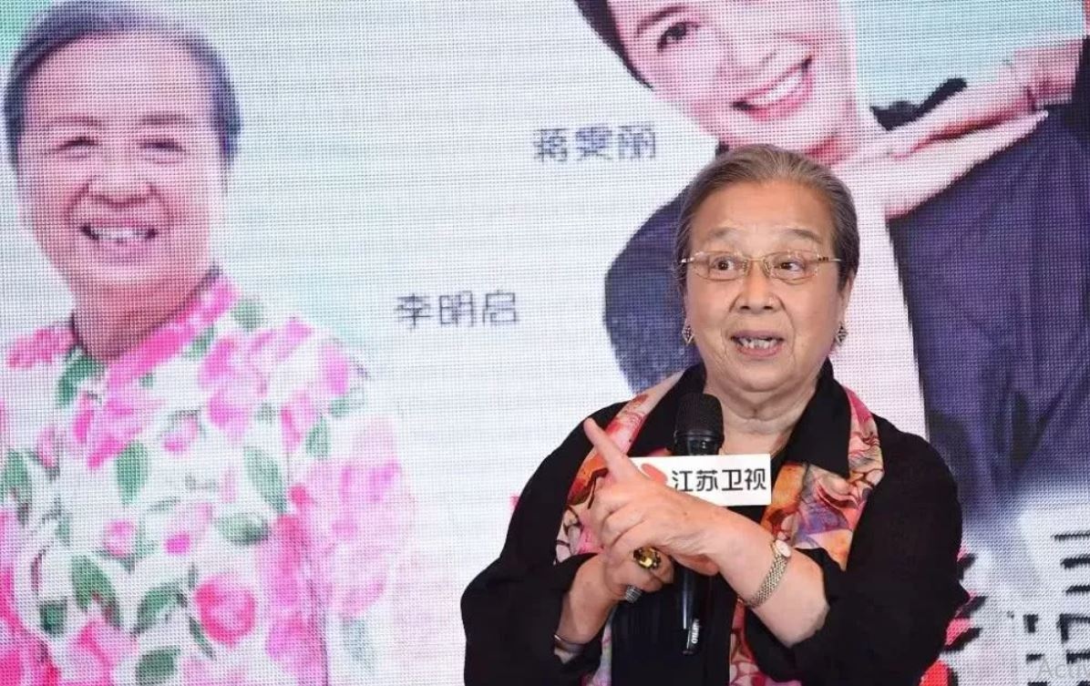 Hoan Chau cach cach 1998 anh 6