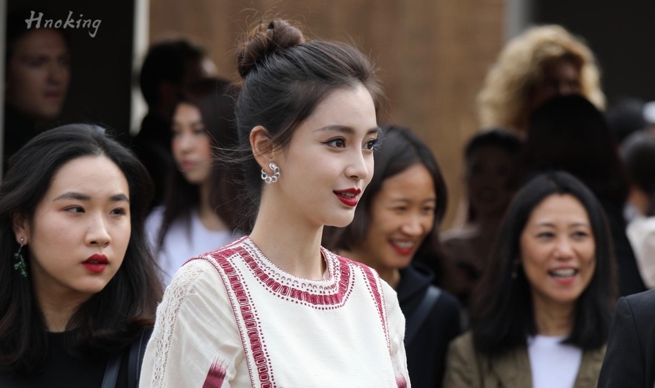 Angelababy do sac cung sieu mau Karlie Kloss tai Phap hinh anh