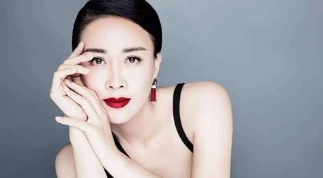 Diva Trung Quoc bi chi trich vi hanh vi da nguoi giua san bay hinh anh