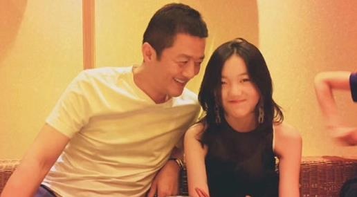 Con gai 13 tuoi cua Vuong Phi va Ly A Bang den quan bar sang chanh hinh anh