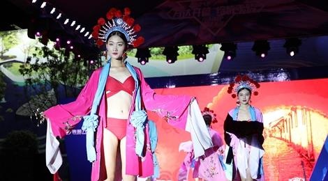 Dan mau mac bikini ket hop ao truyen thong Trung Quoc bi chi trich hinh anh