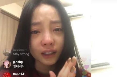 Goo Hara khoc nghen, lien tuc noi xin loi Sulli hinh anh