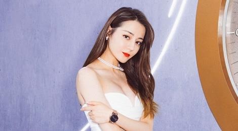 Dich Le Nhiet Ba dien vay cup nguc, lien tuc dung tay che chan vong 1 hinh anh