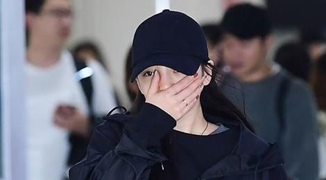 Goo Hara bat khoc tai san bay vi khong kip vieng Sulli hinh anh