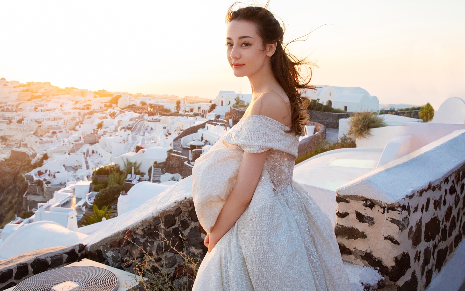 Dich Le Nhiet Ba mac vay cuoi anh 1