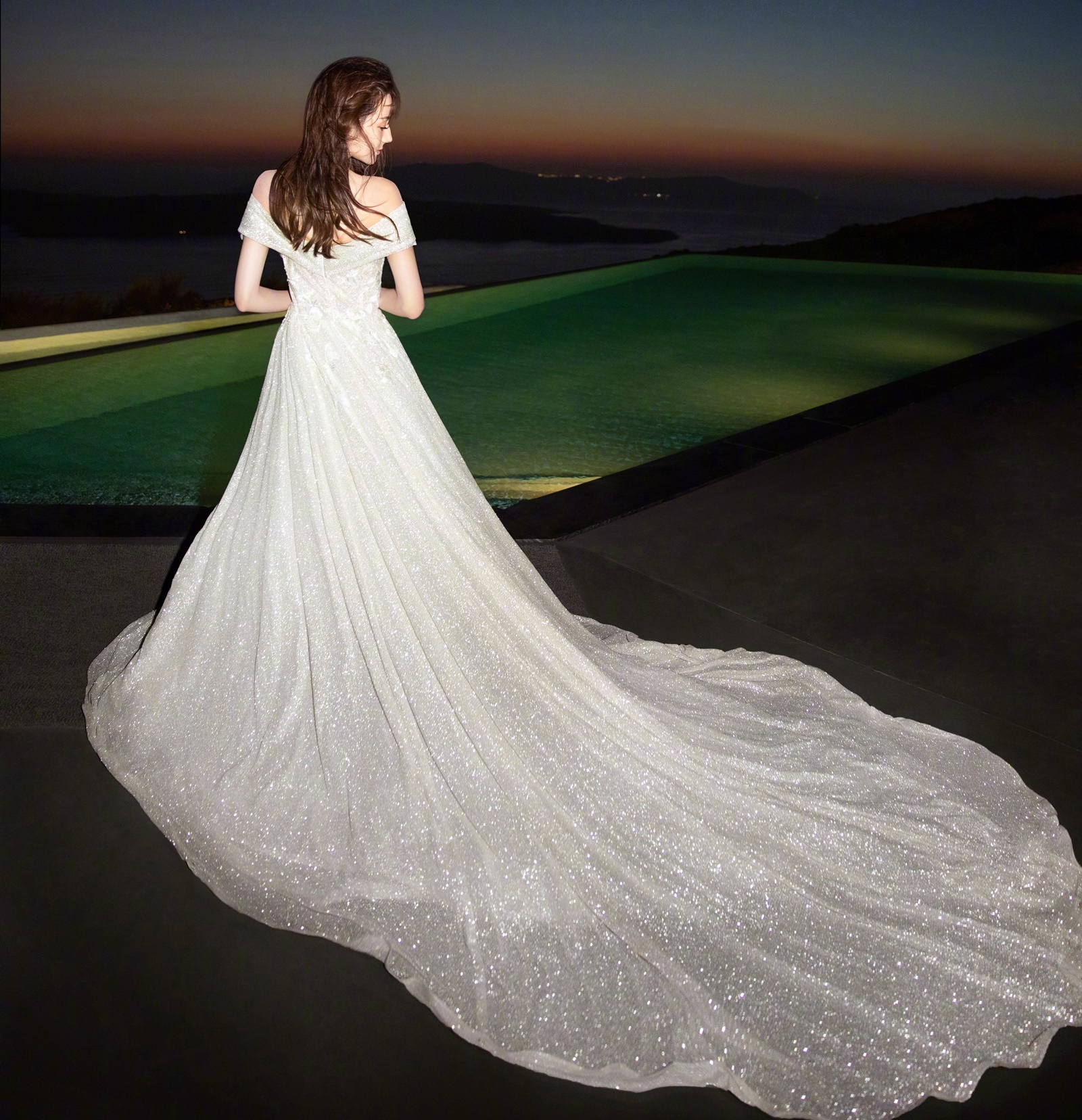 Dich Le Nhiet Ba mac vay cuoi anh 7