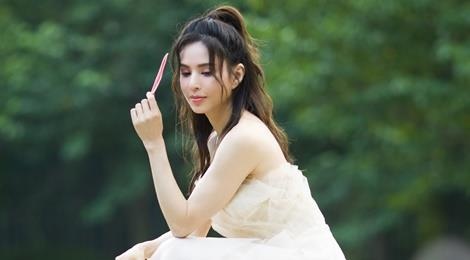 Ly Nhuoc Dong mac vay cuoi o tuoi 46 hinh anh