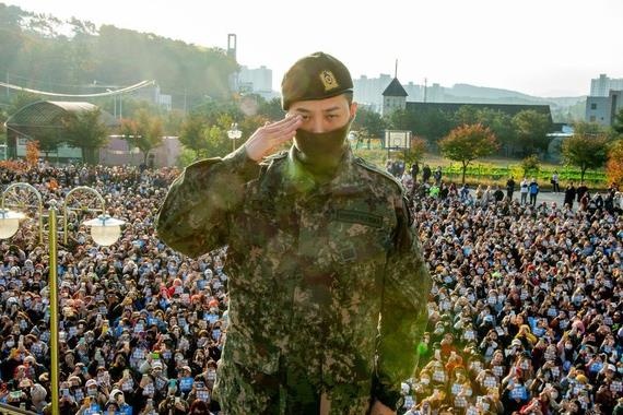 G-Dragon lo dien 2 phut khi duoc 3.000 fan don trong ngay xuat ngu hinh anh