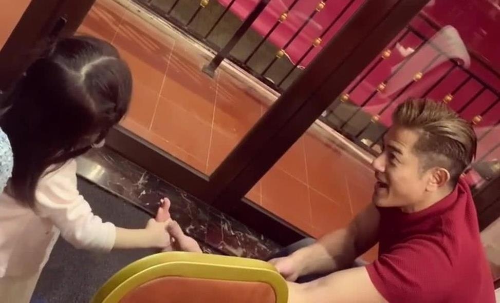 Con gai Quach Phu Thanh hat hay hinh anh