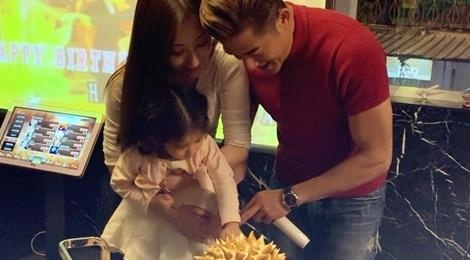 Con gai 2 tuoi cua Quach Phu Thanh hat tang sinh nhat cha hinh anh