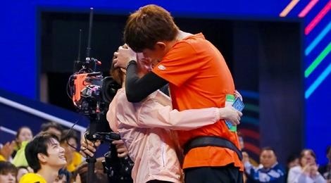 Tai tu 'Tan Hong lau mong' to tinh voi ban gai truoc hang nghin nguoi hinh anh