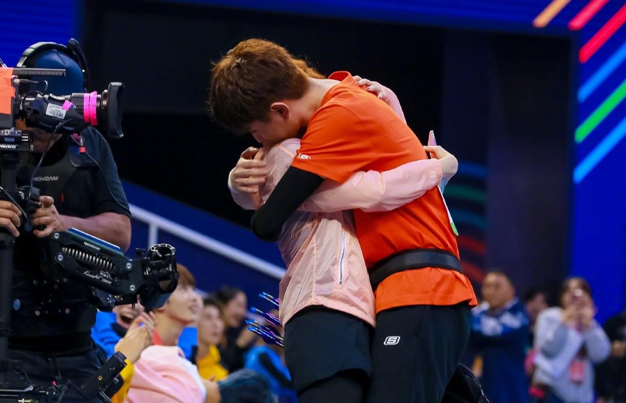 Vu Tieu Dong danh nu hon cuong nhiet cho ban gai hinh anh