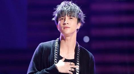 Nam ca si noi tieng Trung Quoc bi nga tu san khau 2 m hinh anh