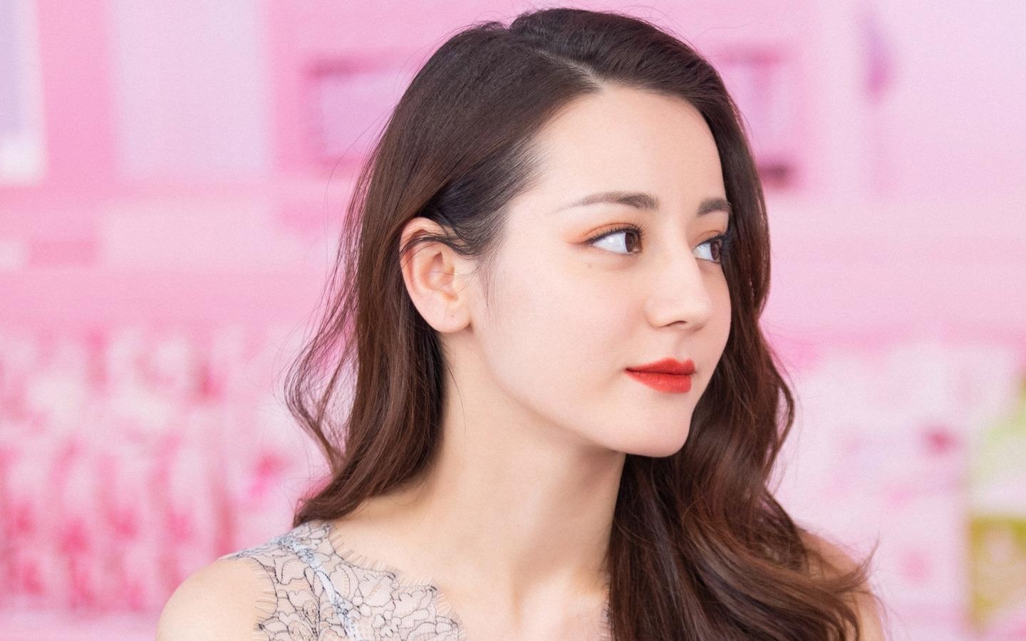 Dich Le Nhiet Ba khoe nhan sac hang dau showbiz hinh anh