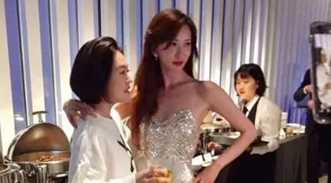 Lam Chi Linh tiec tung thau dem sau hon le hinh anh