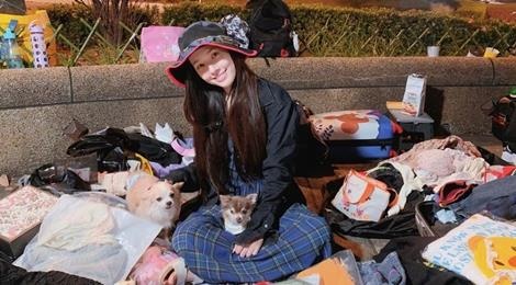 Quach Bich Dinh ngoi le duong ban quan ao hinh anh