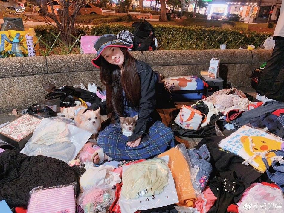 Quach Bich Dinh ban quan ao cu anh 1