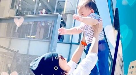 Truong Ba Chi lan dau khoe anh can mat con trai ut hinh anh