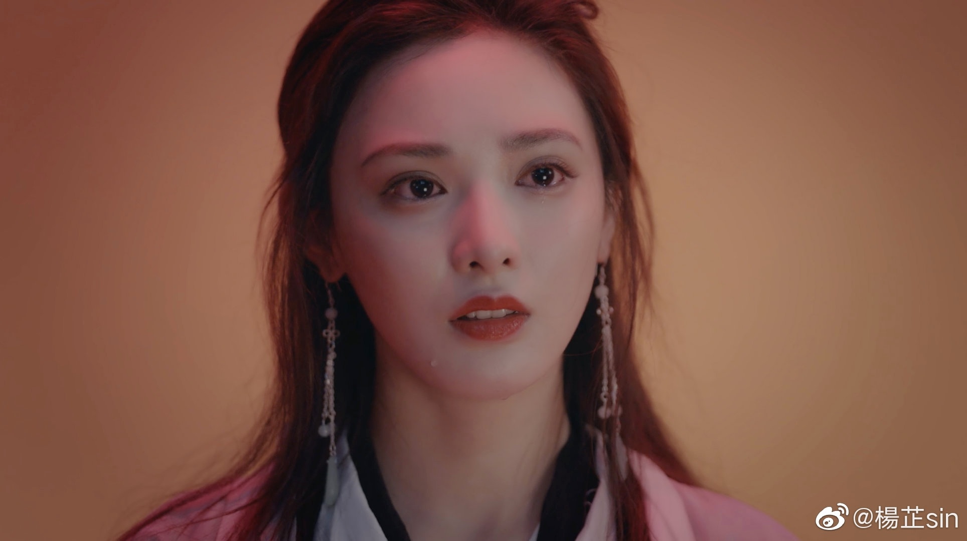 Banh Tieu Nhiem duoc khen dep khong kem Chu An hinh anh