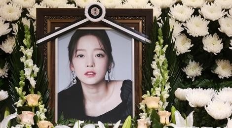 Le vieng ngap hoa trang cua Goo Hara hinh anh