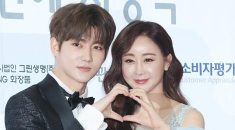 Hoa hau Han Quoc va chong kem 18 tuoi nam tay tinh cam hinh anh