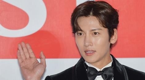 Ji Chang Wook phong do o AAA 2019 hinh anh