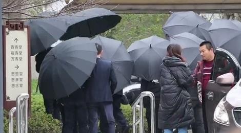 Gia dinh dung o che chan trong le tang Cao Di Tuong hinh anh