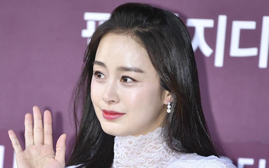 Kim Tae Hee lan dau xuat hien sau khi sinh con gai thu hai hinh anh