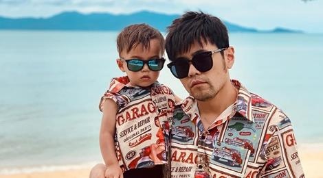 Con trai 2 tuoi cua Chau Kiet Luan tao dang nhu nguoi mau hinh anh