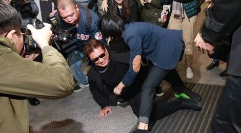 Cha Cao Di Tuong guc nga trong tang le con trai hinh anh