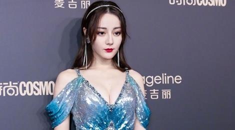 Dich Le Nhiet Ba khoe vong mot goi cam hinh anh