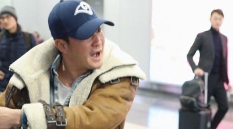 Ngo Kinh noi nong tai san bay hinh anh