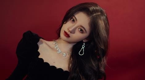 Cuc Tinh Y dep lan at dan my nhan Hoa ngu tren tham do hinh anh