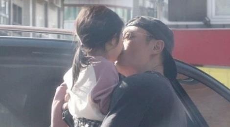 Hoac Kien Hoa dua con gai di choi hinh anh