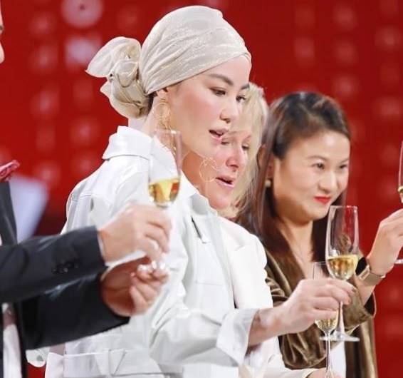 Vuong Phi tre trung anh 7