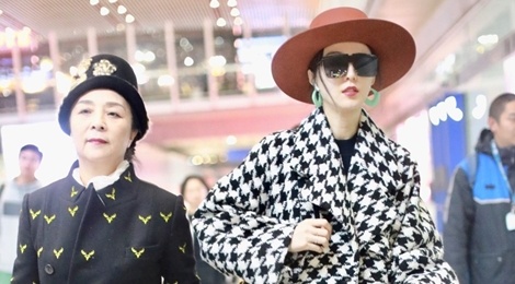 Pham Bang Bang va me bien san bay thanh san catwalk hinh anh