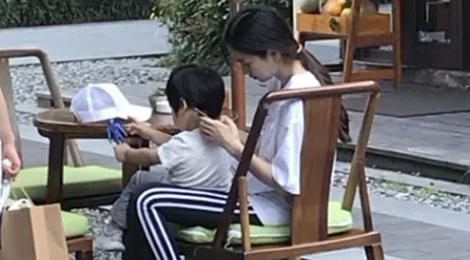 Angelababy mot minh dua con di du lich hinh anh