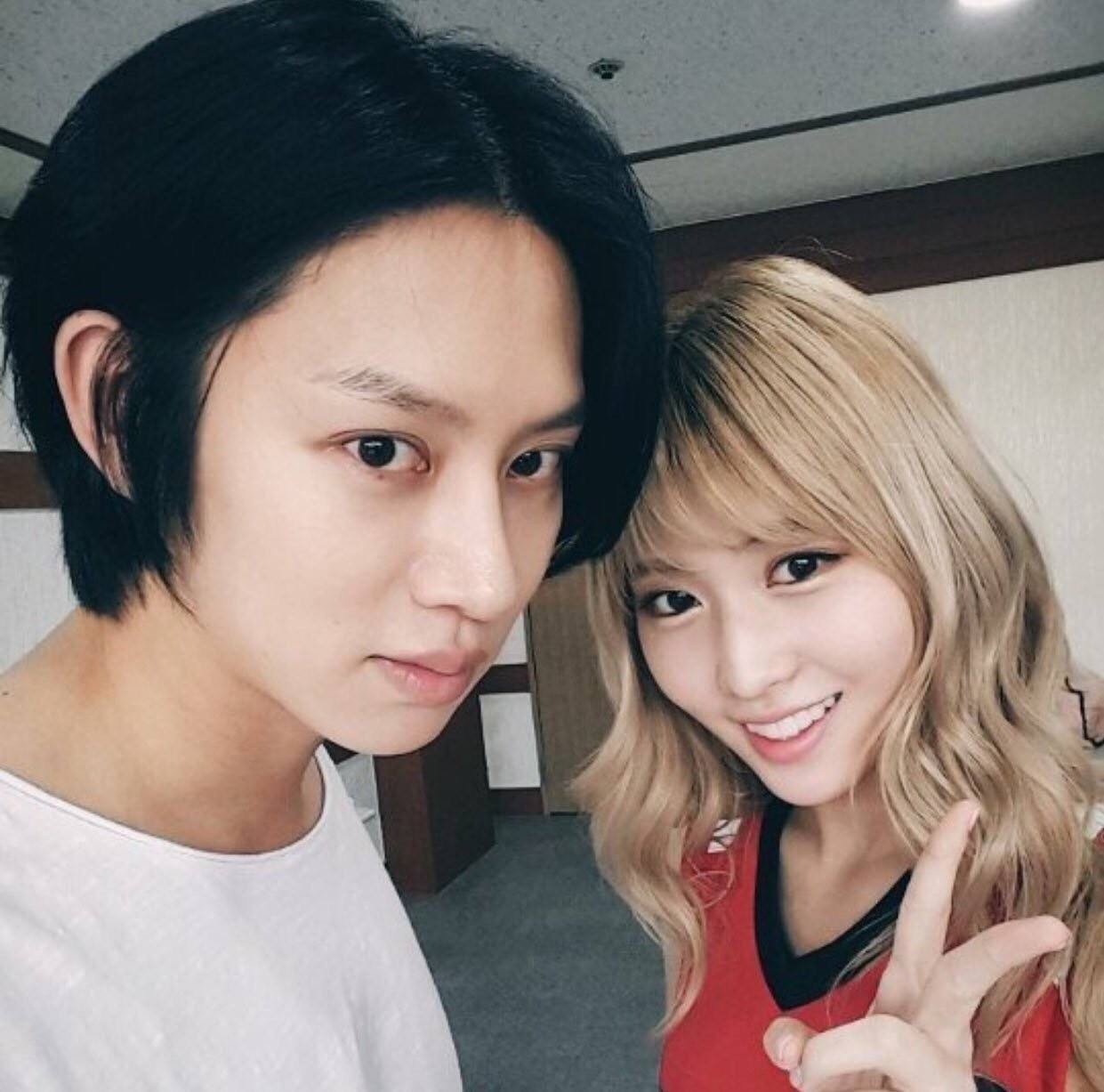 Kim HeeChul hen ho Momo anh 1