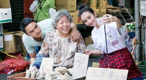 Me tai tu Minh Dao ban khoai lang ngoai cho hinh anh