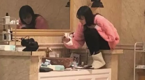 Trinh Sang gay tranh cai khi ngoi len be rua tay hinh anh