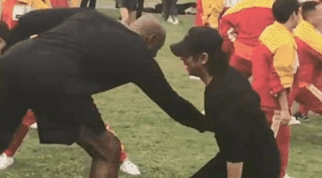 Ly Lien Kiet danh bai van dong vien NBA cao lon hinh anh